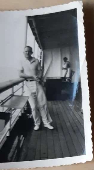 Mon grand-oncle sur le pont d'un bateau