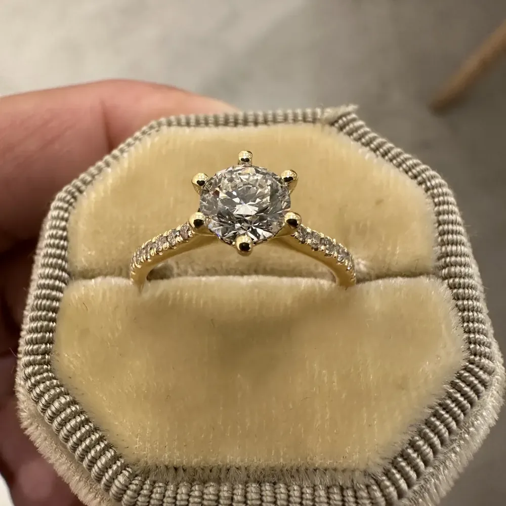Bague solitaire diamant sur mesure dans son écrin, de TOLEDO