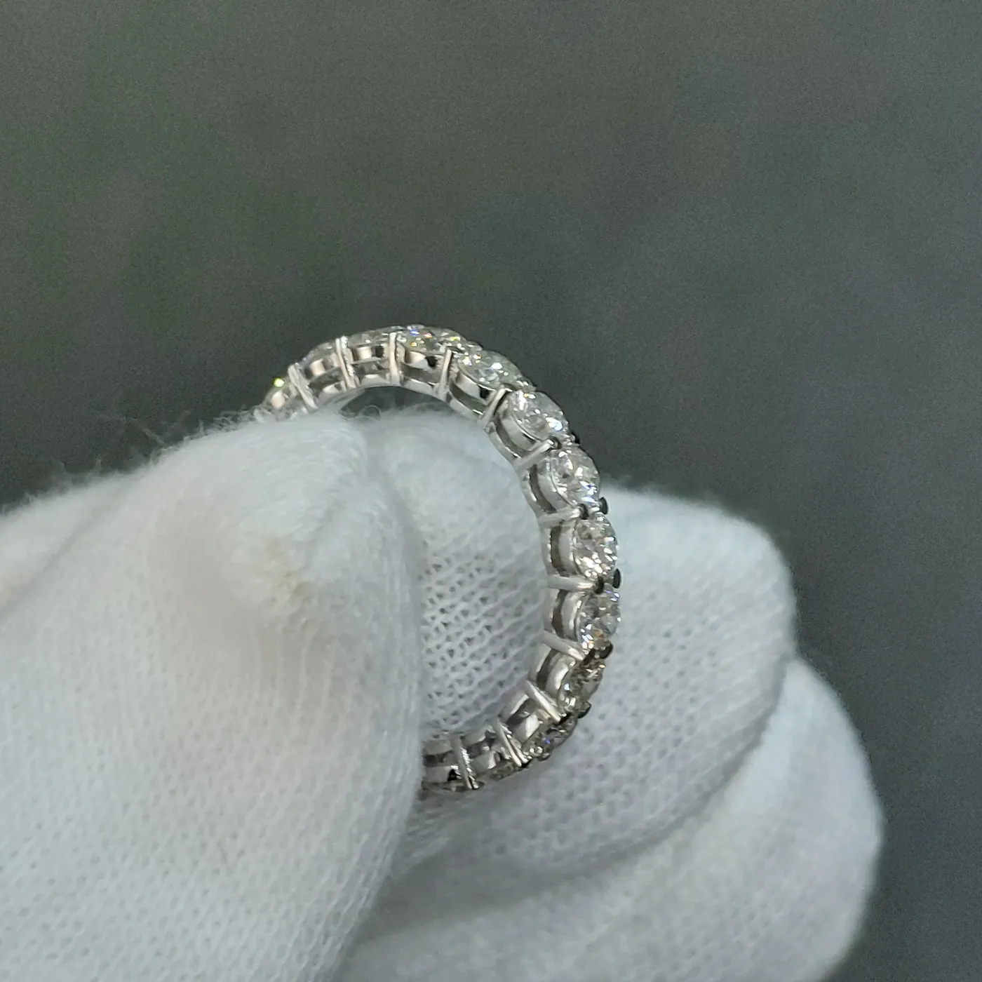 Bague tour complet en diamants vue de profil
