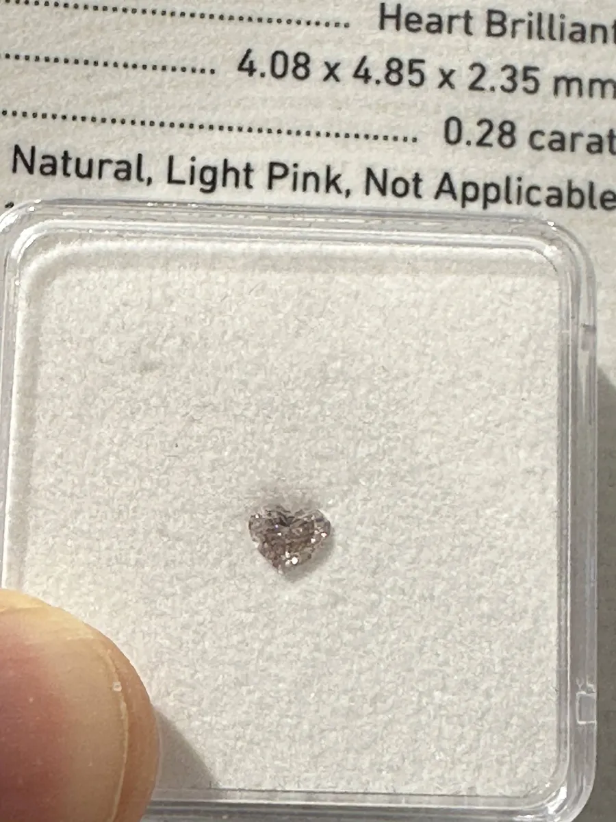 Diamant rose clair (Light Pink), taille cœur, 0,28 ct, avec son certificat