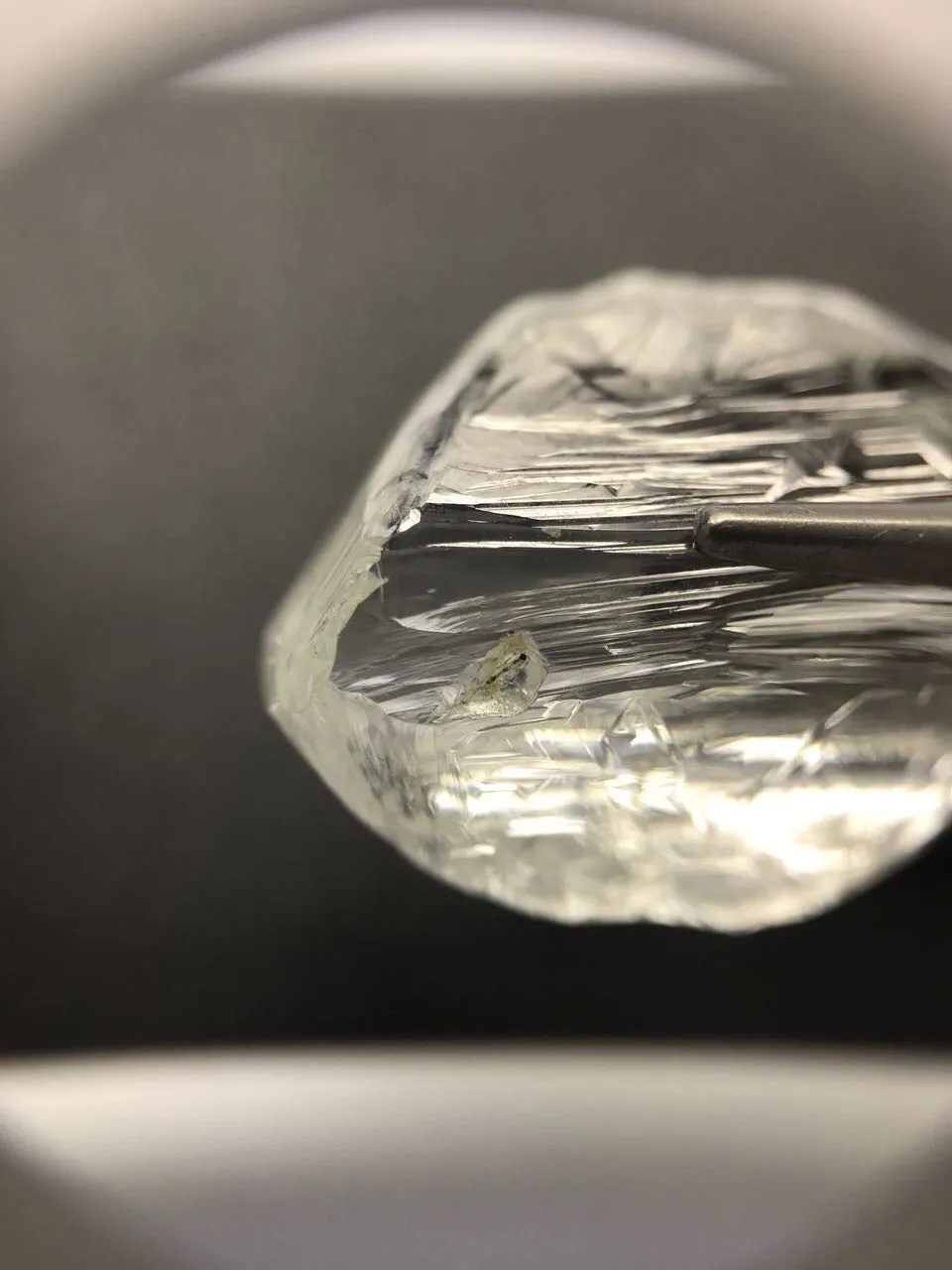 Diamant brut vu de près avec une inclusion