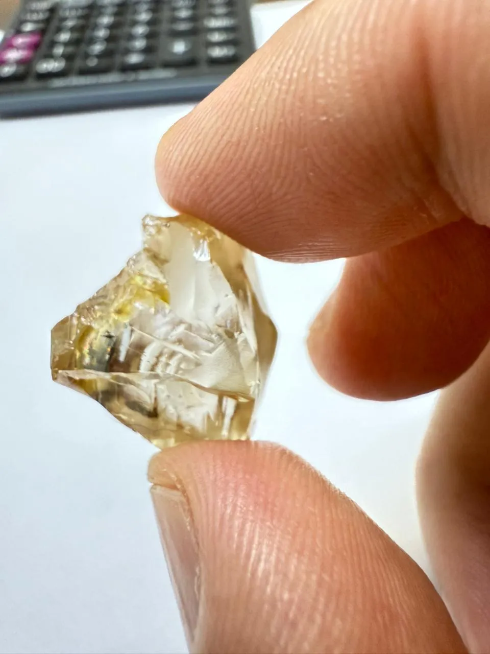 Diamant brut de couleur jaune