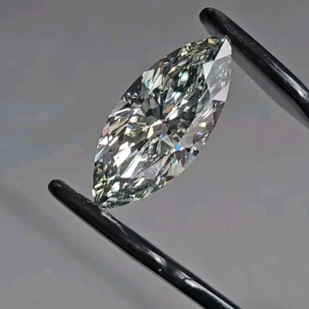 Diamant marquise tenu à la pince