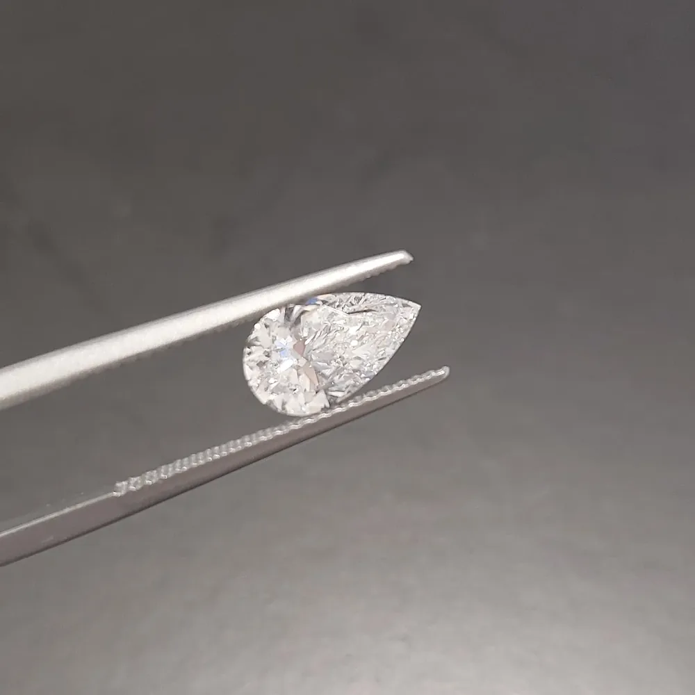 Diamant naturel certifié tenu à la pince, de TOLEDO