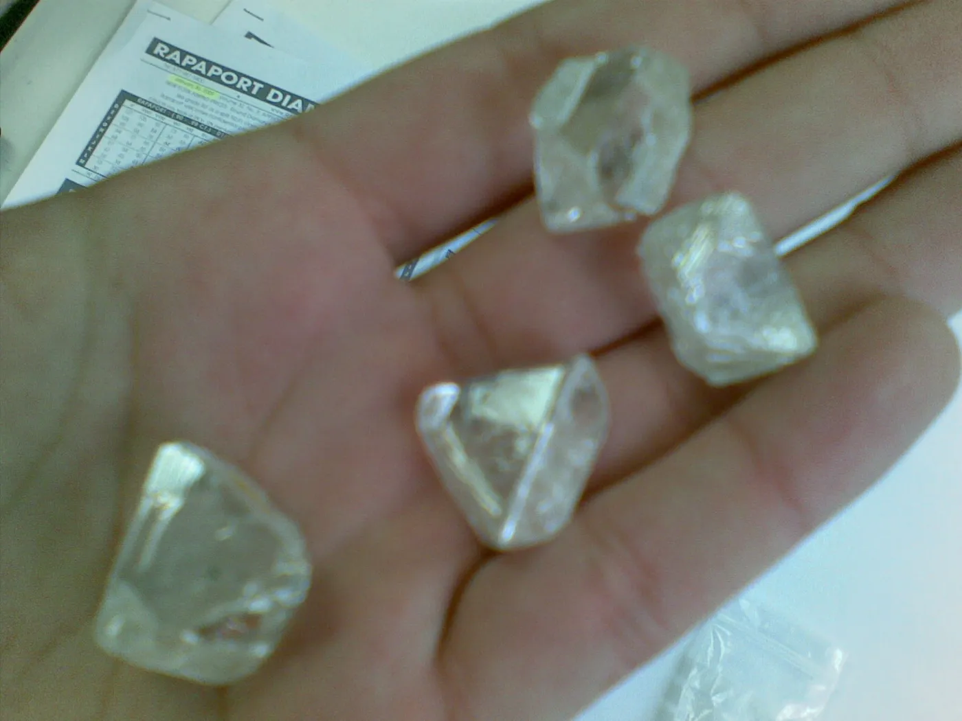 Diamants bruts en forme d’octaèdre