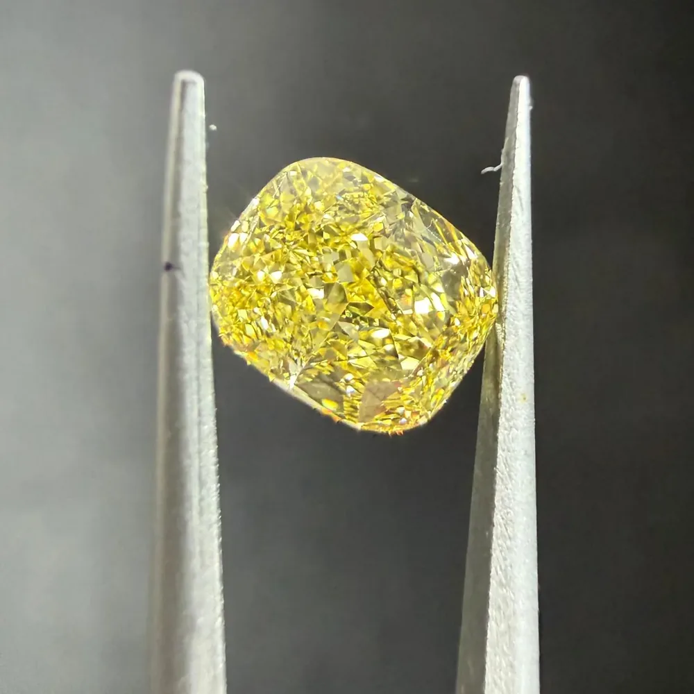 Diamant Fancy Color jaune taille coussin, tenu à la pince