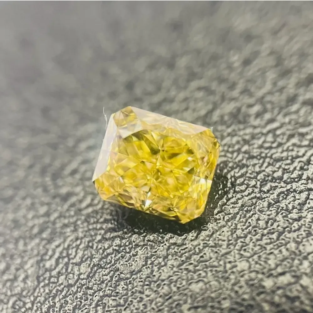 Diamant Fancy Color jaune taille radiant