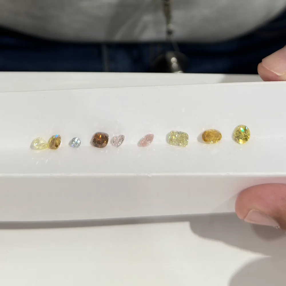 Plateau de petits diamants Fancy Colors : jaune, brun, rose, orange