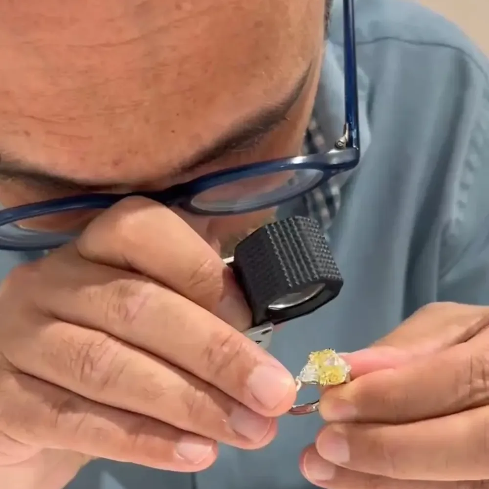 Laurent de Toledo examine une bague sertie d'un diamant Fancy Color