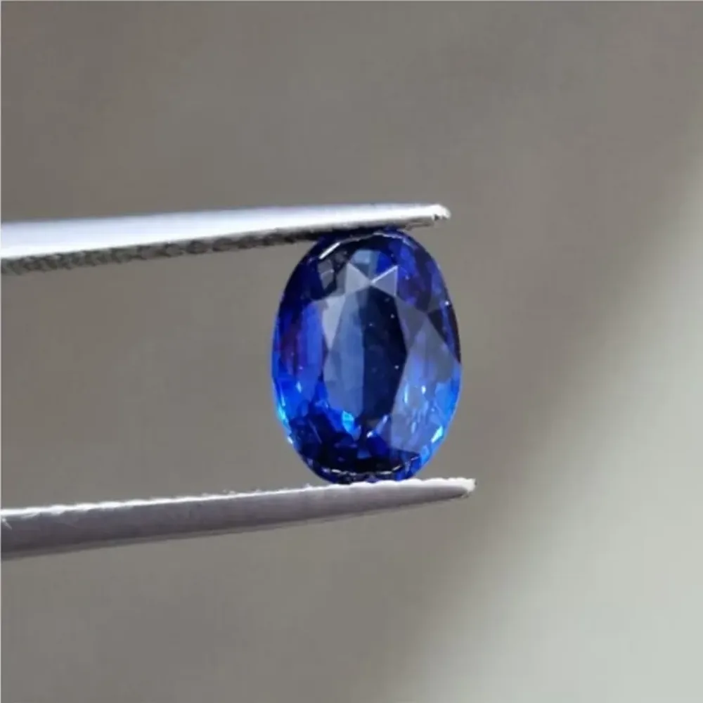 Saphir bleu naturel de forme ovale, de TOLEDO