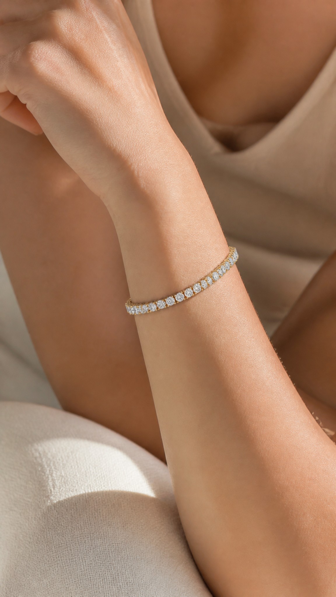 Bracelet tennis en diamants porté au poignet