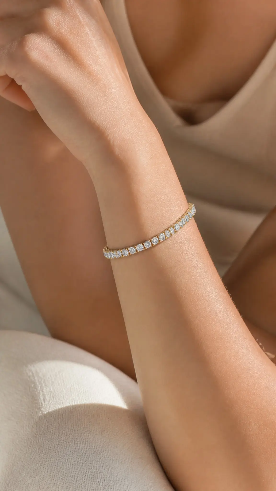 Bracelet tennis en diamants porté au poignet
