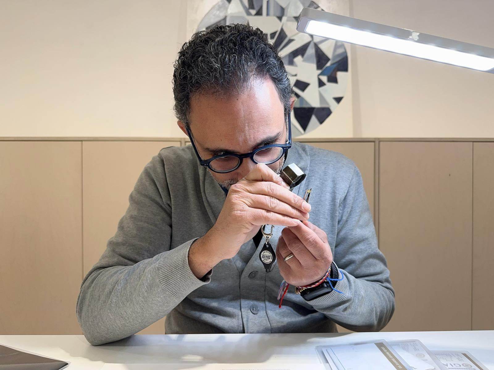 Laurent de Toledo examinant un diamant à la loupe