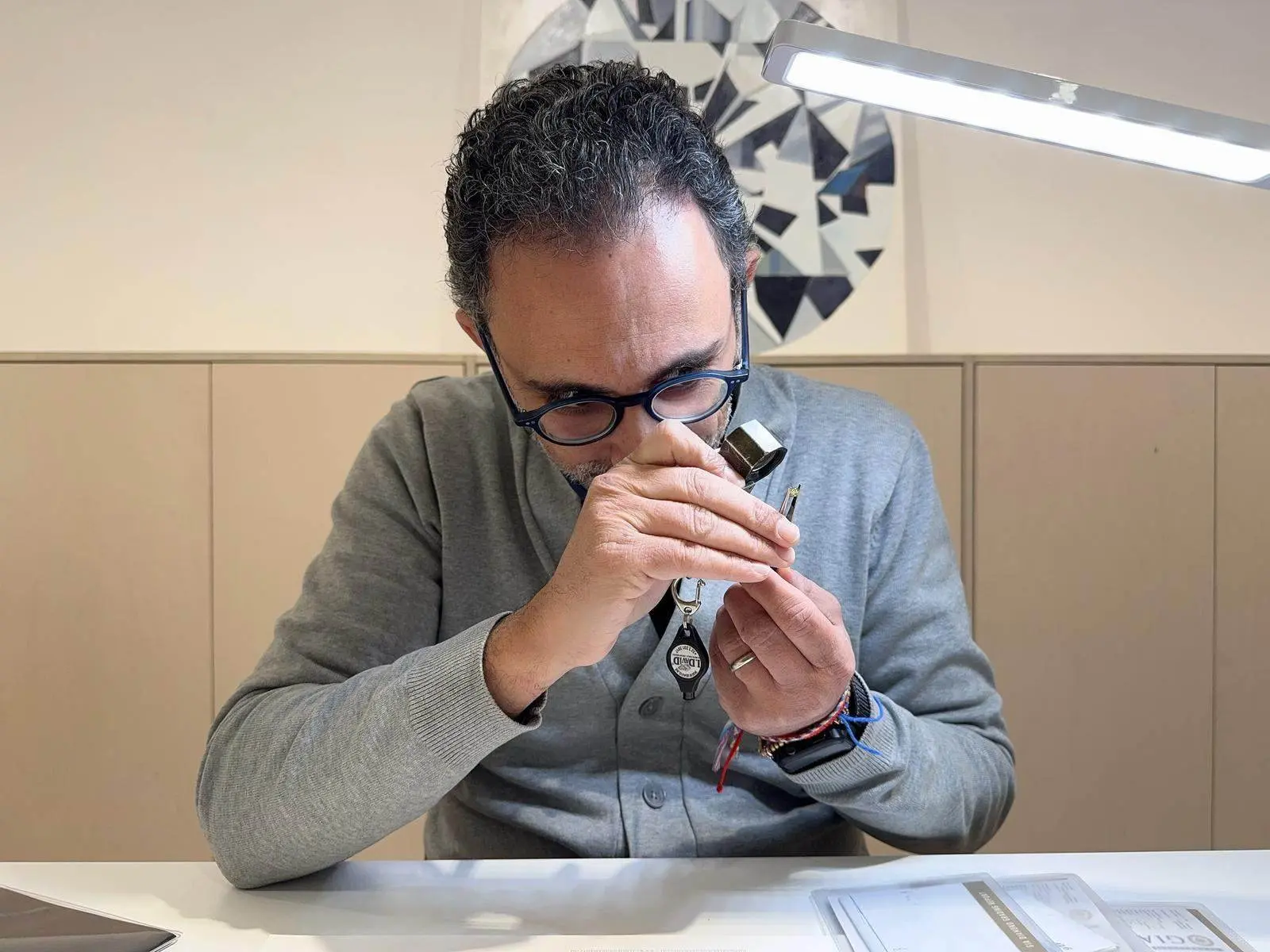 Laurent de Toledo examinant un diamant à la loupe
