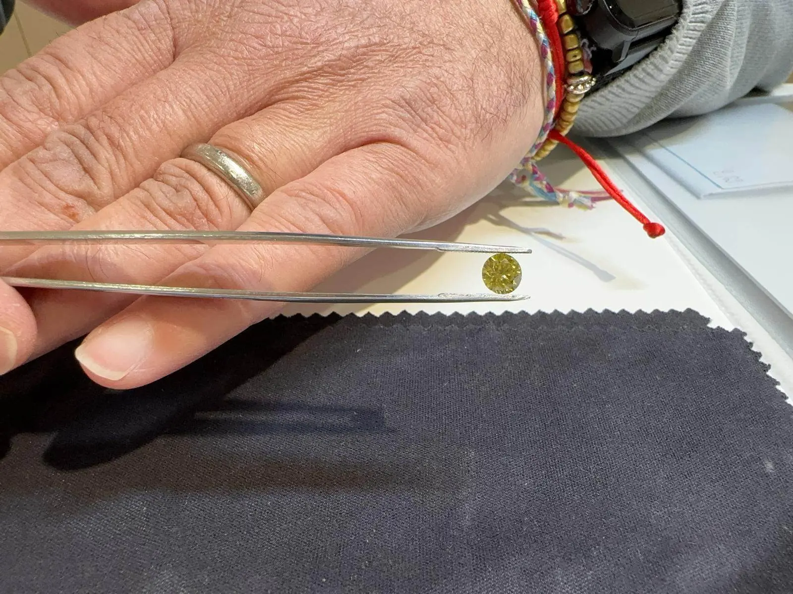 Laurent de Toledo examinant un diamant Fancy Color à la pince